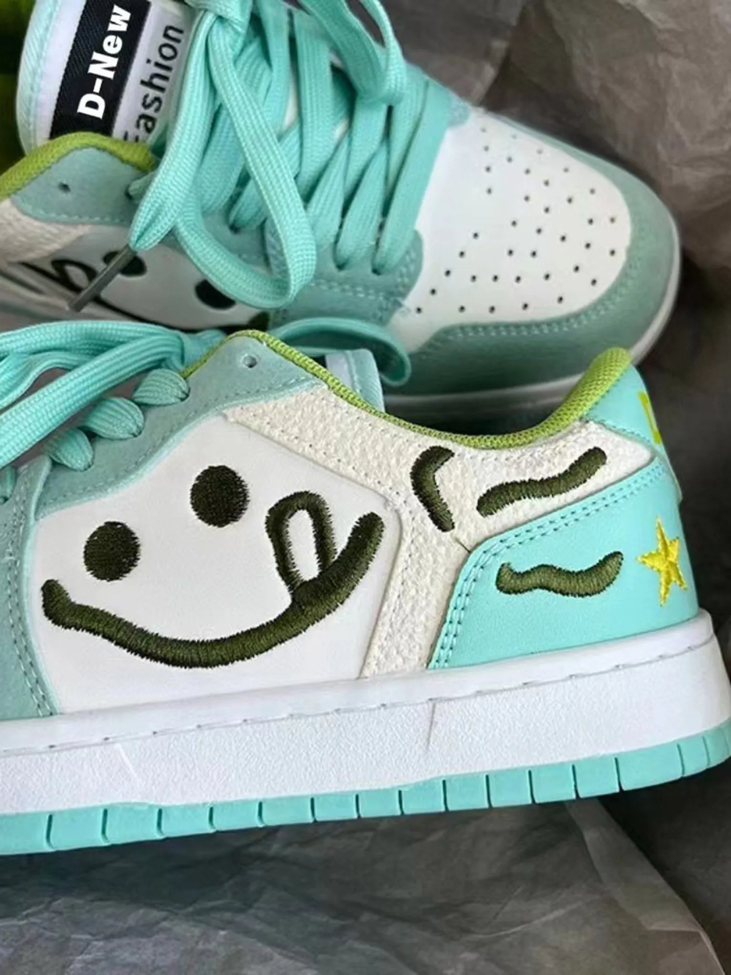 Kicksteria - Smiley Skateboarding Shoes