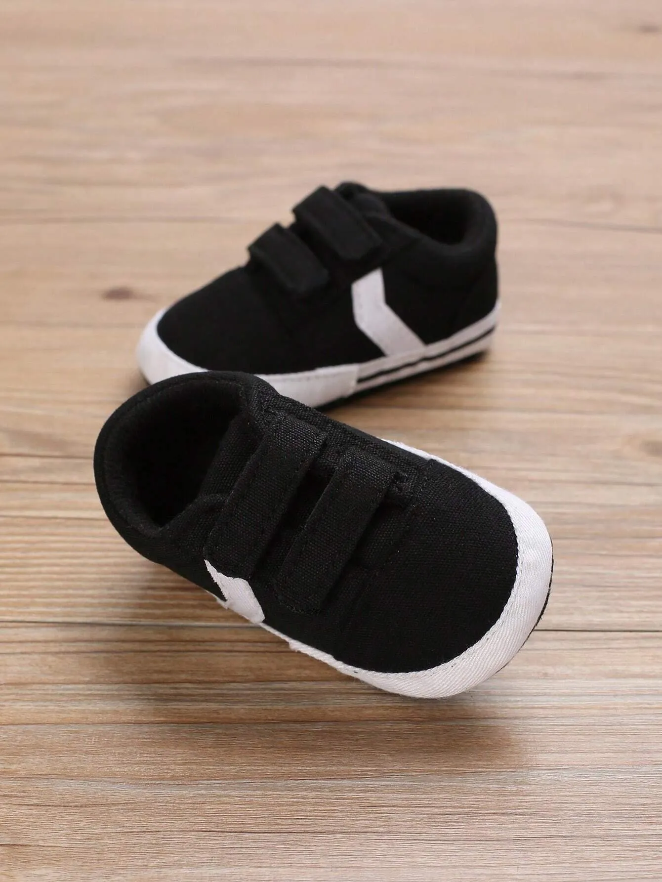 SHEIN Baby Boys Two Tone Hook-and-loop Fastener Canvas Sporty Skate Shoes For Spring And Autumn